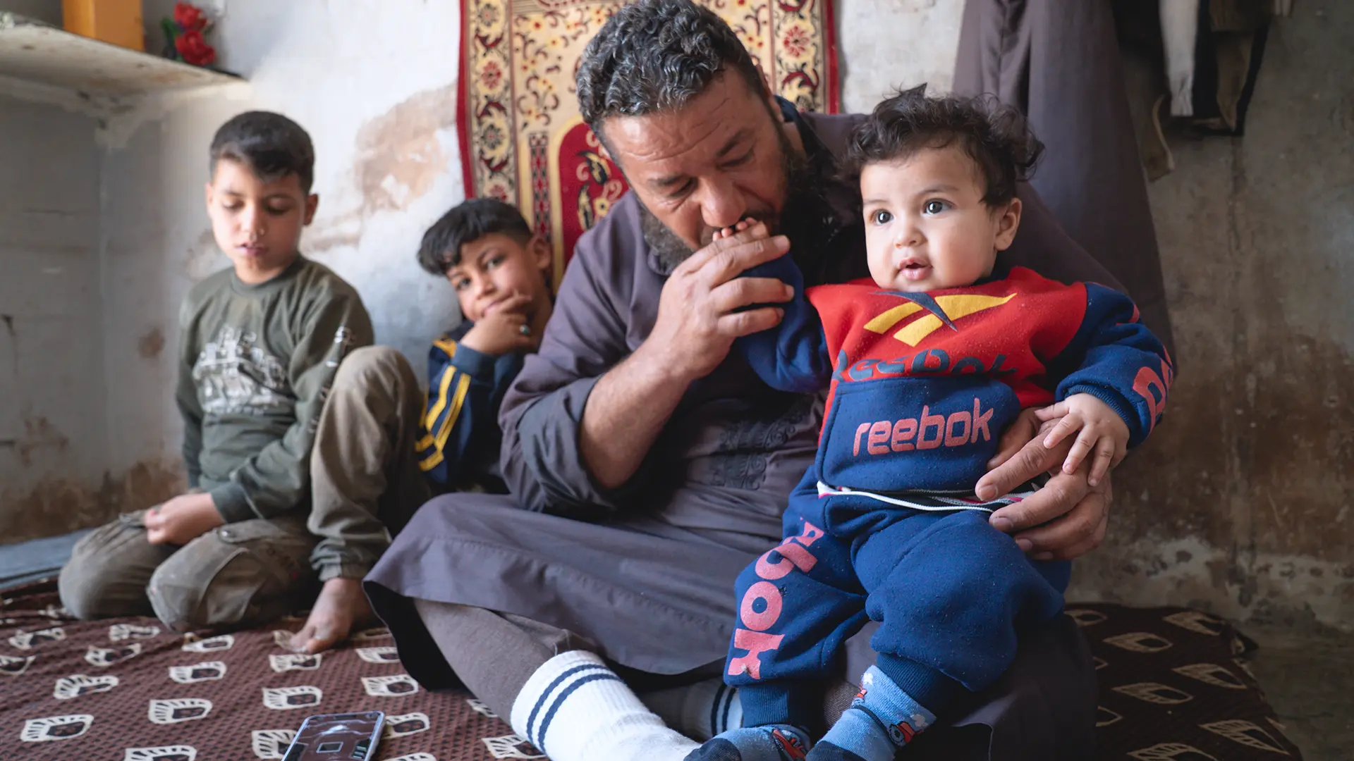 La familia de Walid en su refugio en el campo de Al-Kuwaiti, Idlib, noroeste de Siria.