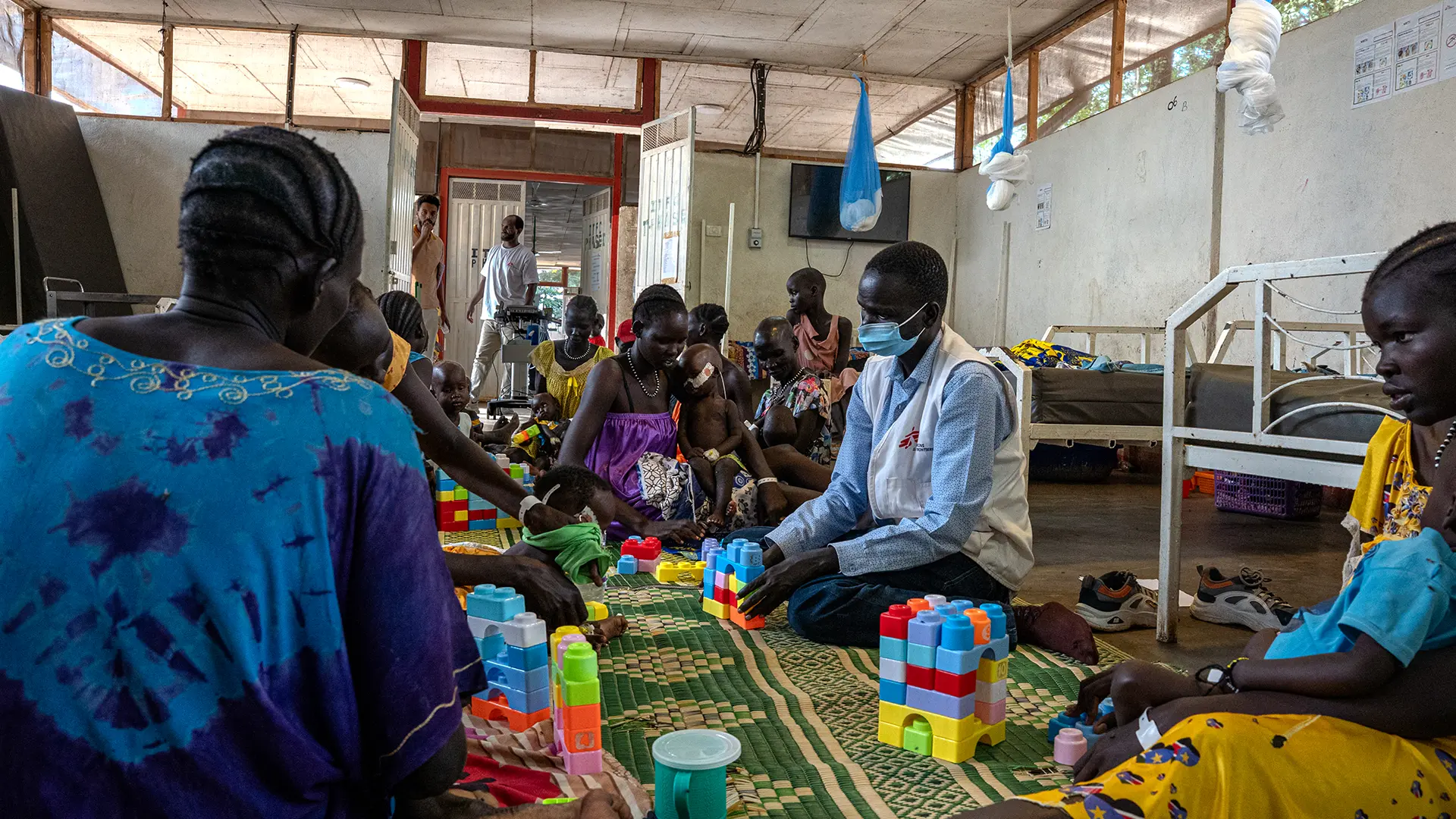 El centro de MSF ofrece atención médica y nutricional integral, alimentación terapéutica y tratamiento para enfermedades relacionadas, como la malaria y otras infecciones.