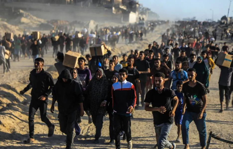 Palestinos en el centro de distribución de GHF en Netzarim arriesgando sus vidas para recibir algo de comida. Gaza, 2025 © MSF