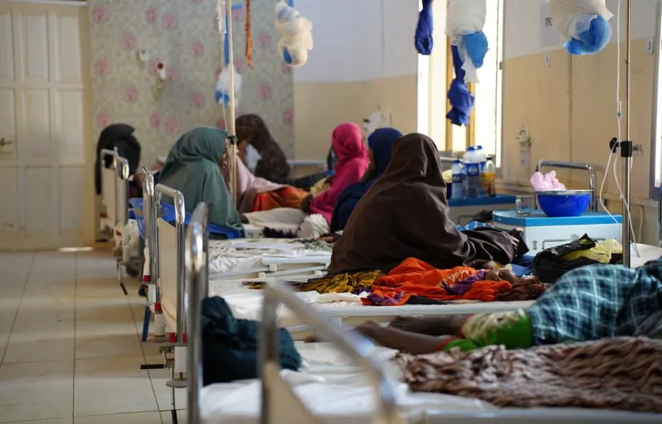 Mujeres descansan en la sala de atención posnatal en al hospital de Baidoa, en Somalia, donde ofrecemos atención materno-infantil y de obstetricia de calidad y gratuita.
