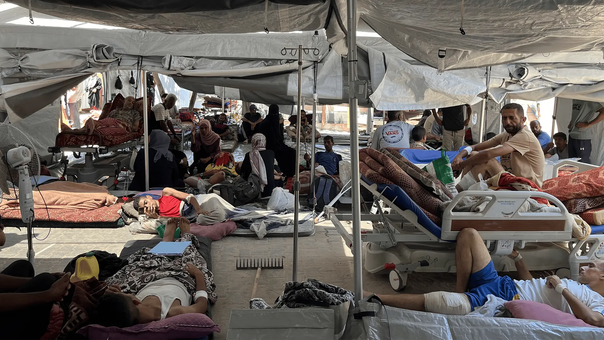 Sin camas disponibles, los pasillos y áreas al aire libre del Hospital Nasser están llenos de pacientes, mientras las instalaciones médicas en Gaza luchan en medio del actual genocidio israelí.
