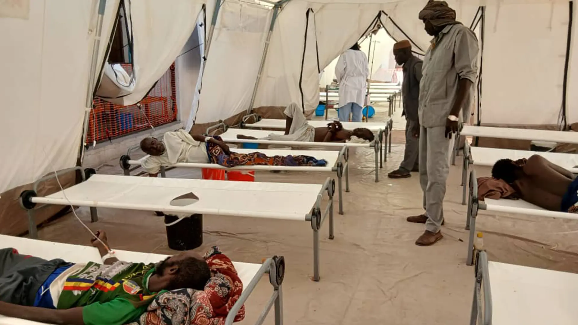 Pacientes de cólera dentro del Centro de Tratamiento de Cólera (CTC) que apoyamos en el Hospital Al Nahda, en Nyala, Darfur Sur, Sudán