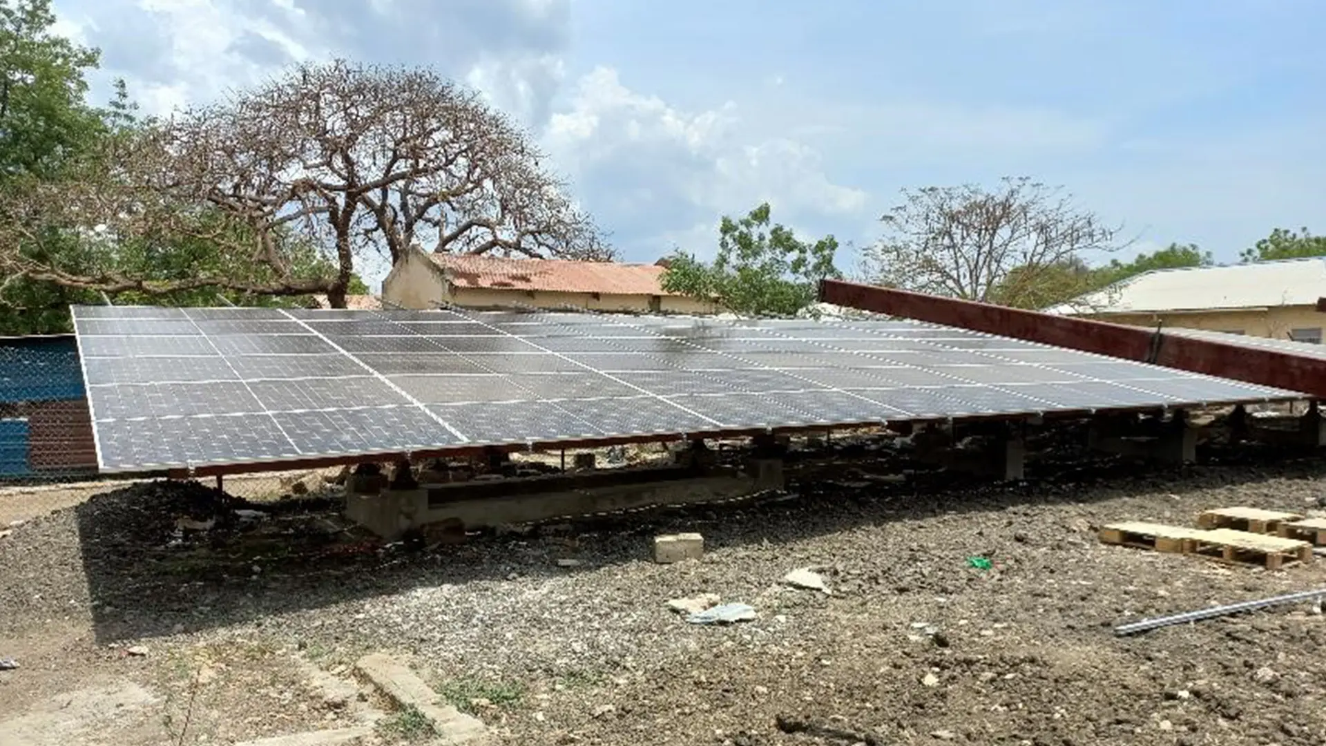 Infraestructura solar. Instalación de paneles solares. Malakal, Sudán de Sur, 2024