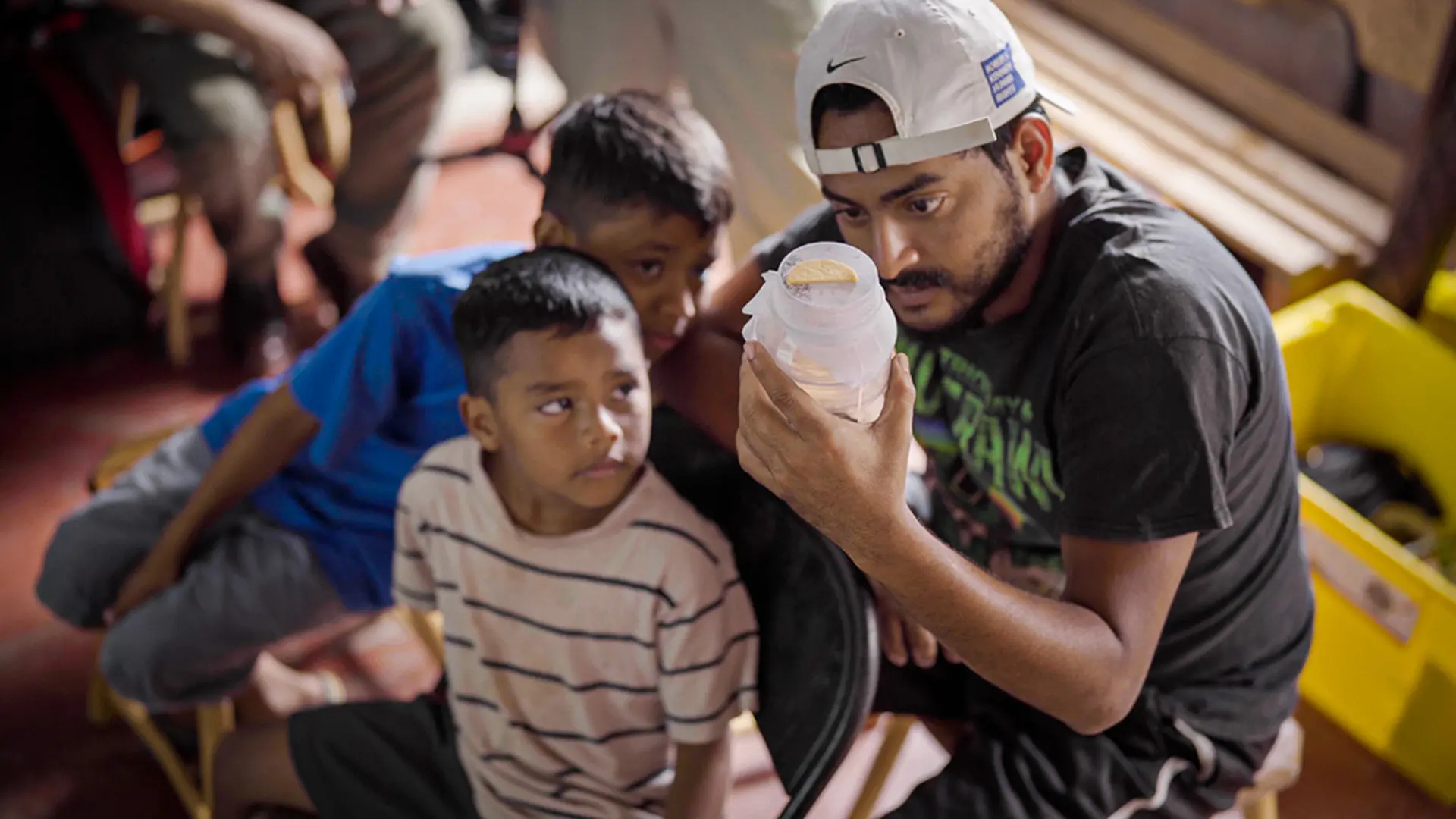 Una familia que recibió información sobre el proyecto wolbachia y arbovirus por parte de los equipos de Médicos Sin Fronteras en Honduras.
