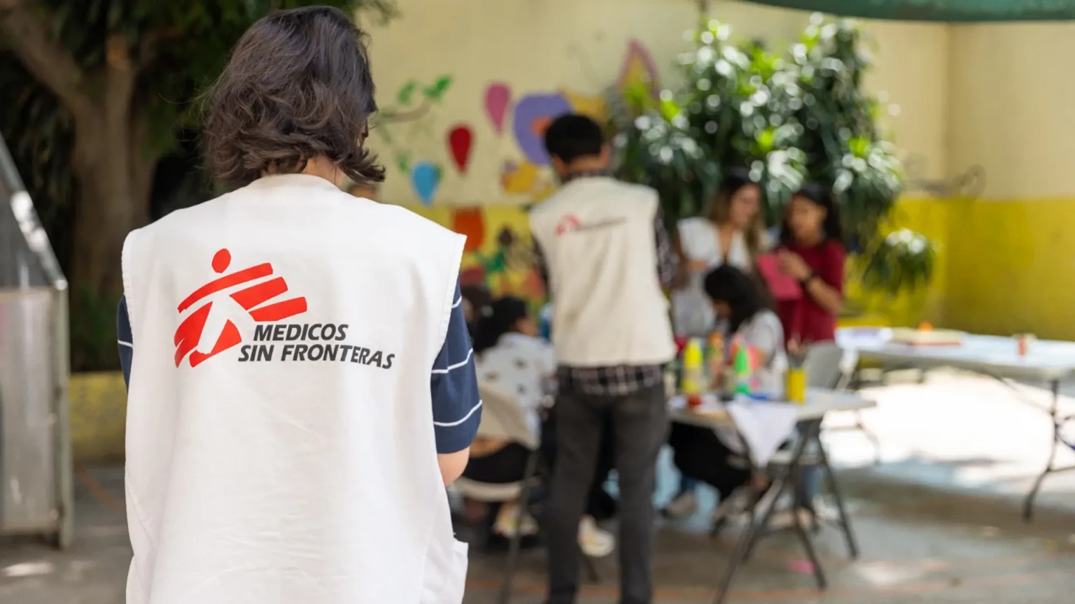 Personal de MSF en el patio del Centro de Atención Integral realiza diversas actividades de salud mental con pacientes.