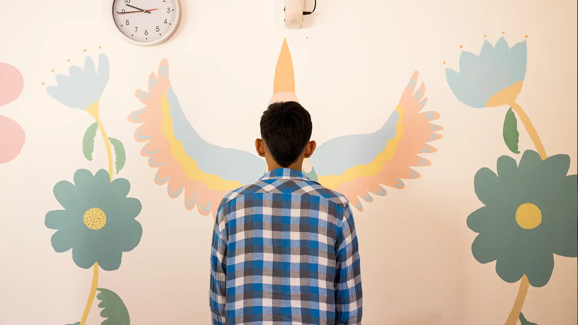 Mauricio pinta un cuadro en una sala del CAI. Se trata de diferentes capas de azul: desde la más oscura abajo hasta la más brillante arriba. "Esta es mi vida".