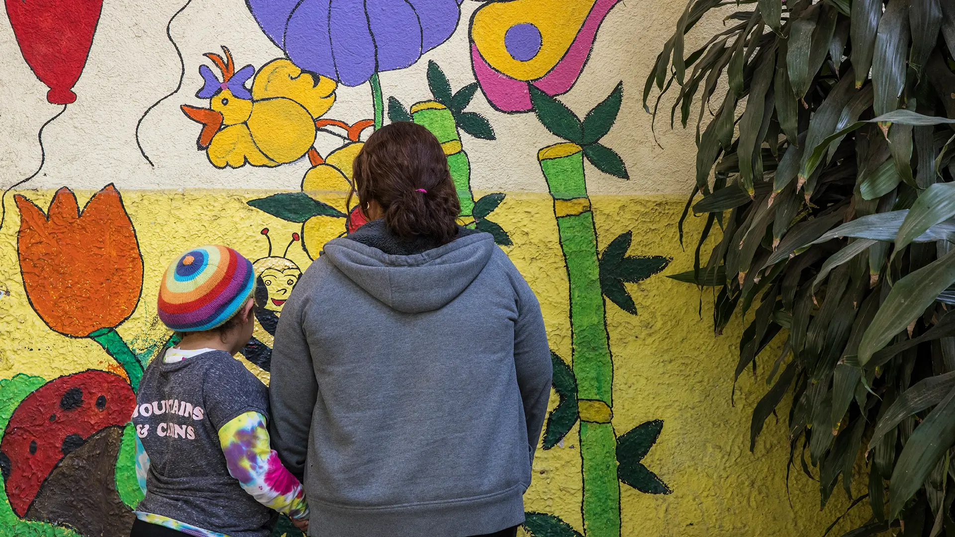 Brenda y su hija son pacientes del Centro de atención Integral (CAI) de MSF en México. Se encuentran en el patio del centro, junto a su hija de 9 años.