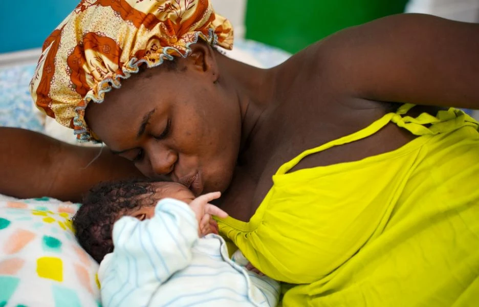 Dieuline, de 25 años, con su recién nacido en la maternidad Isaïe Jeanty, apoyada por MSF, en Puerto Príncipe. © Marx Stanley Léveillé/MSF