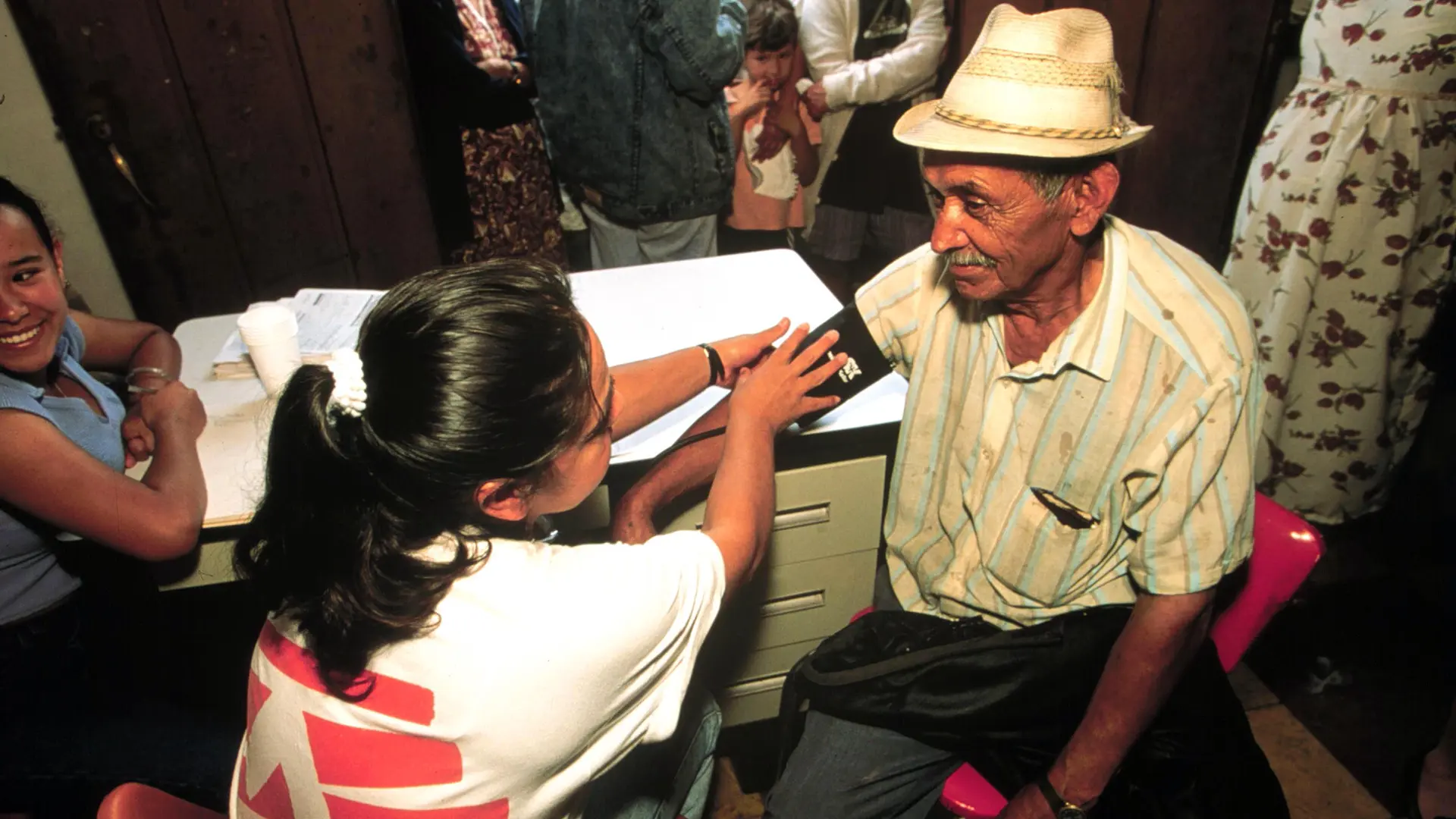 •Armenia 1999: El personal médico de MSF examina a un adulto mayor tras el terremoto. Los servicios de emergencia y las organizaciones humanitarias desplegaron todos sus equipos ante esta catástrofe, en la cual fallecieron cerca de 1,200 personas. Foto: Mike Goldwater