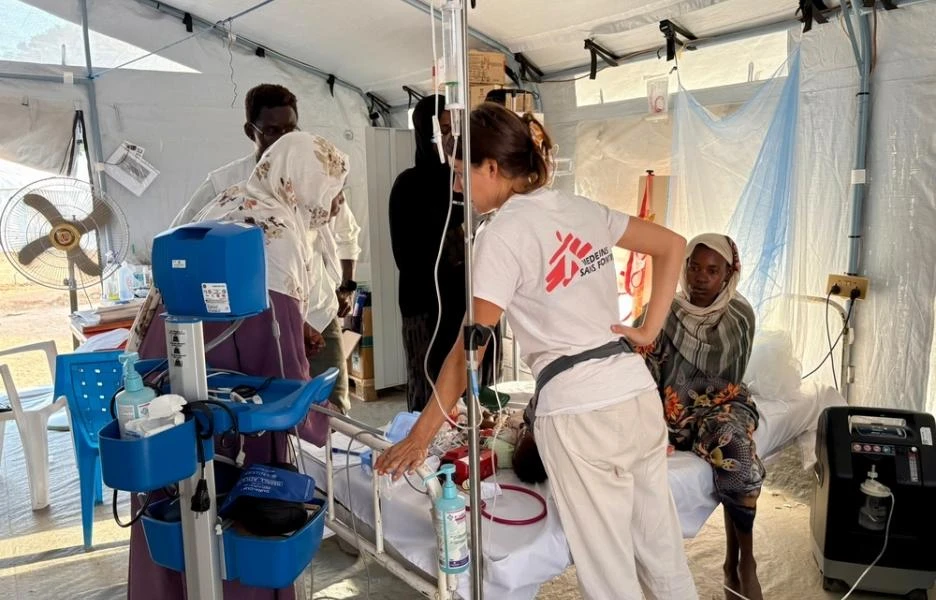 Atención a una niña de un año con desnutrición en el hospital de Tawila. 14 de octubre de 2025.