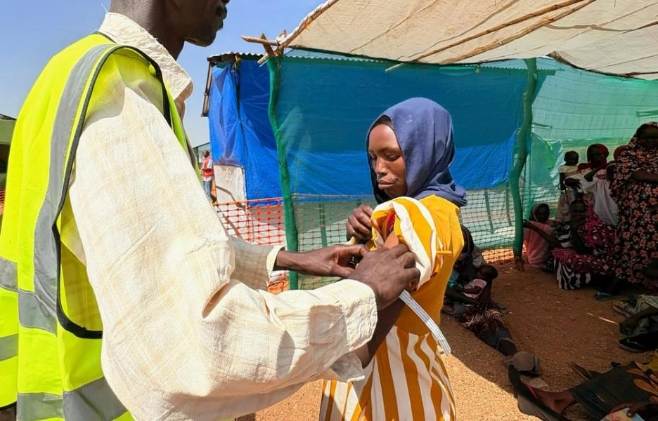 Un miembro del personal de MSF mide la circunferencia braquial de Hawa Abdallah, embarazada de cuatro meses, que huyó de El Fasher el 11 de octubre con su familia, para comprobar su nivel de desnutrición. © Aurélie Lécrivain/MSF