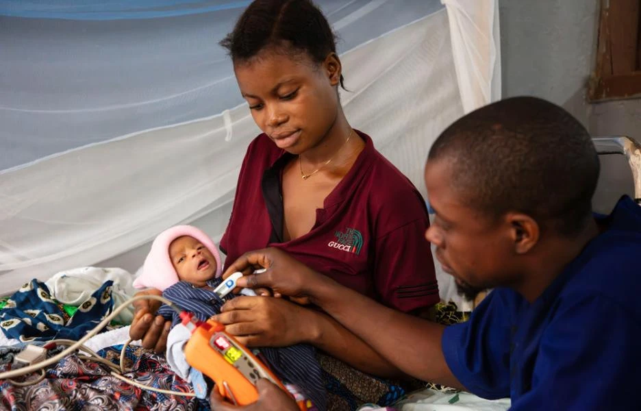 En la unidad neonatal del hospital, el enfermero Mong Massoudi toma la temperatura de esta niña, que nació dos meses antes de tiempo. Jeanne tiene siete días y se encuentra bien.