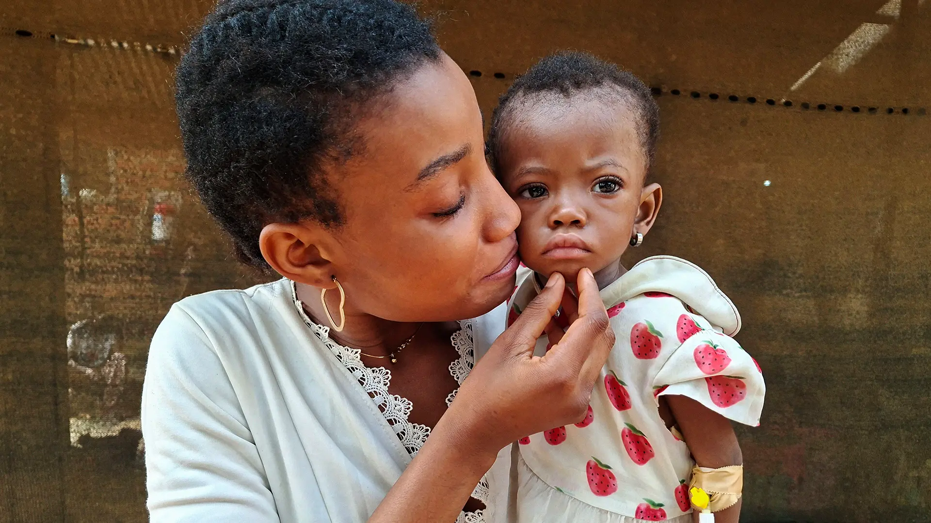 "Sin MSF, no habría podido operar a mi hija. La habría dejado en ese estado, con su estoma para el resto de su vida. Incluso podría haber muerto. Amina ha cambiado. Ahora es muy feliz", dice Fatma, la madre de Amina.