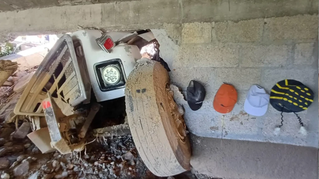 Tras ser arrastrado por la fuerte corriente de agua, un camión quedó incrustado dentro de una casa en el centro de Acuautla, la casa representó una pérdida total. Hidalgo.México, 2025.