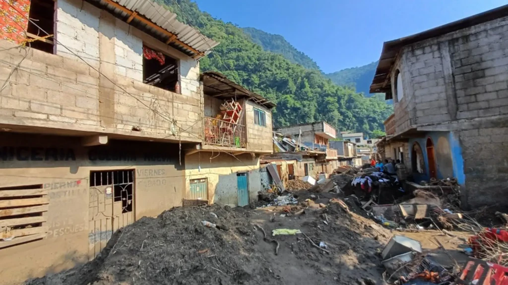 El lodo cubrió por completo muchas casa y todas las calles de la colonia La Nueva, la más afectada en la cabecera municipal de Huehuetla. © Daniel Díaz Mayorga/MSF