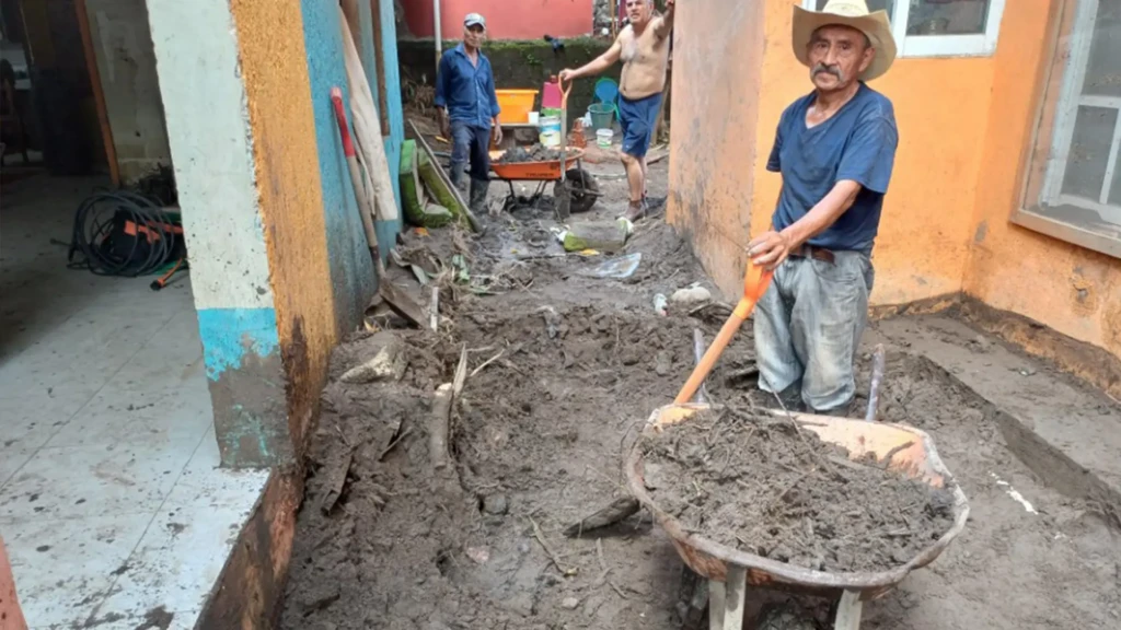 Un grupo de vecino se solidarizaron desde el minuto uno para limpiar las casas de sus vecinos, así como las calles de su vecindario en la colonia Centro del municipio.