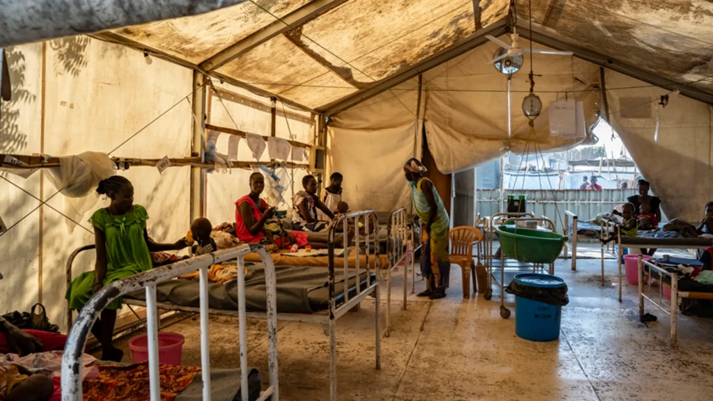 MSF comenzó a apoyar el hospital Old Fangak en el estado de Jonglei, Sudán del Sur, en 2014, para brindar atención de nivel hospitalario a comunidades remotas.