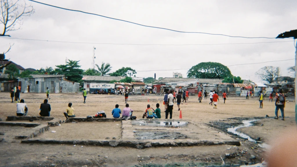 “Tomé esta foto para explicar que, de cada 100 personas, sólo una conocerá que son el SIDA y VIH. Todas las personas aquí ignoran cuál es su propio estado. Estas personas propagan el estigma porque no saben nada” (M., 22 años)". © Emilia Brazy-Nancy/MSF