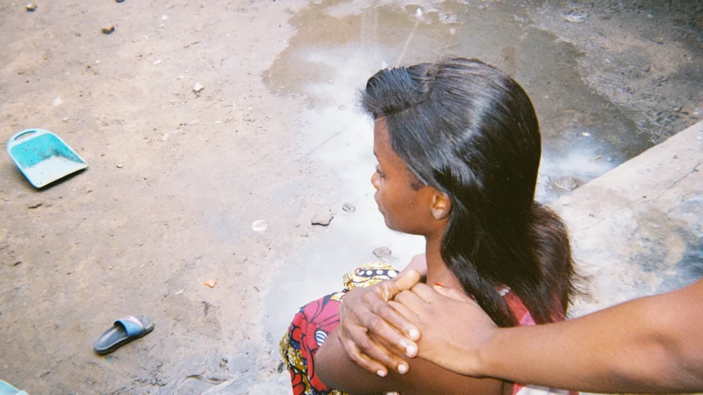 "Tomé esta foto para mostrar las manos que me ofrecieron". (M., 18 años).