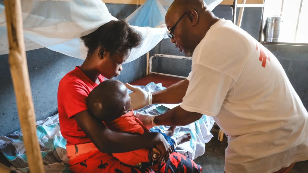 El personal de MSF trata a niños con sarampión y malaria como parte de una intervención de emergencia en la zona sanitaria de Businga, en la provincia de Ubangi Norte, RDC. 