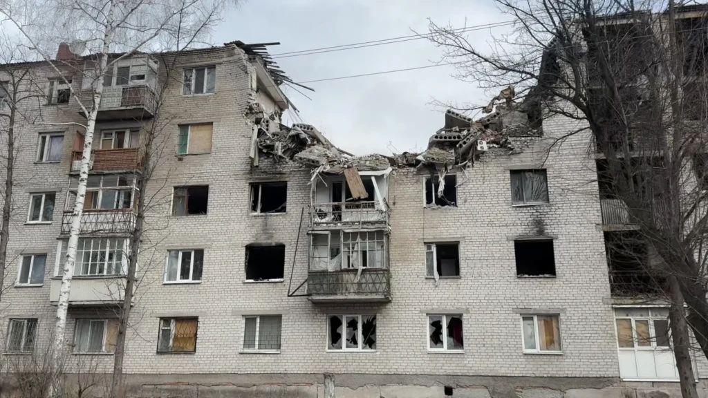 Un edificio de apartamentos con daños por bombardeos cerca de Dobropillya. Óblast de Donetsk, Ucrania, marzo de 2025.