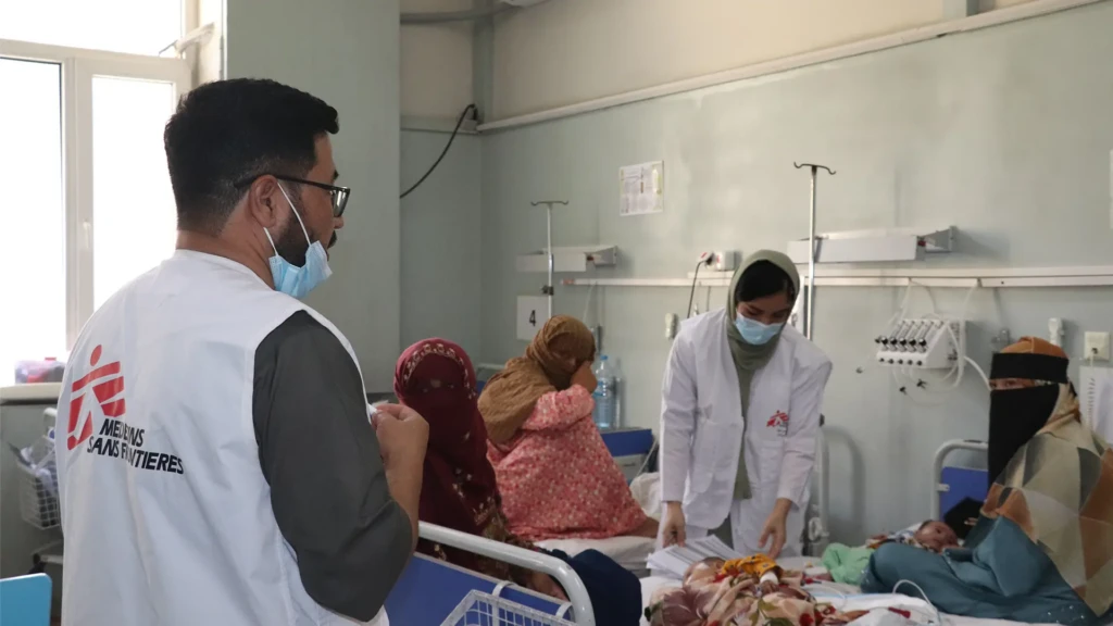 Mohammad Reza, promotor de salud de MSF, imparte una sesión grupal a las familias y cuidadores de niños y niñas ingresados en la sala de pediatría del Hospital Regional Abo Ali Sina, en Mazar i Sharif, Afganistán.