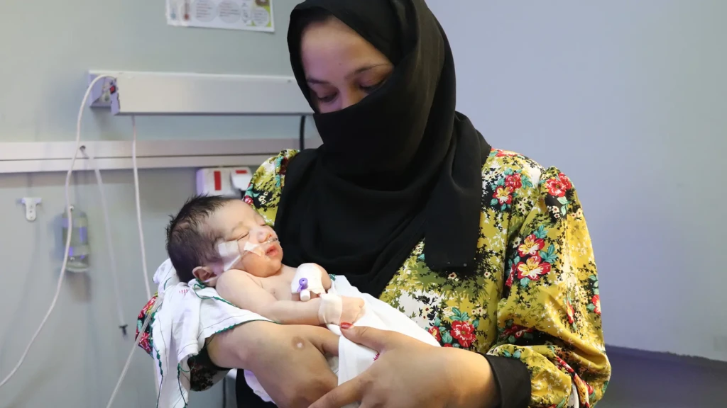 Una madre sostiene a su hijo en la UCI neonatal de MSF en el Hospital Regional Abo Ali Sina en Mazar-I-Sharif, Afganistán.