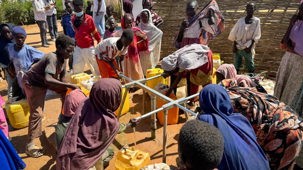 En los campos de Daba Naira y Tawila Unda, la distribución de agua potable es insuficiente: alrededor de 1,5 litros por persona al día, según una evaluación de MSF, lejos del mínimo humanitario de 15 litros.