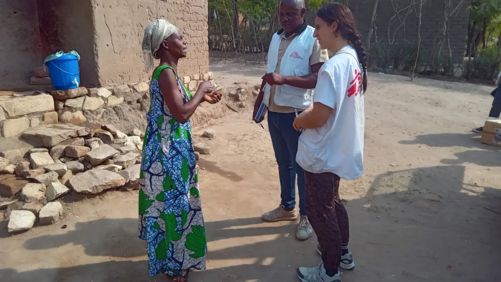 Una residente de la aldea de Lweba, en el territorio de Fizi, en Kivu del Sur, solicita al equipo de supervisión de MSF del centro comunitario de tratamiento de la malaria que se distribuyan mosquiteras en la aldea.