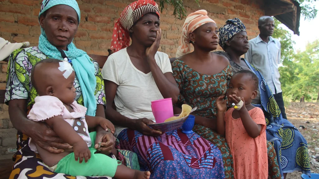 Un grupo de mujeres asiste a una sesión de sensibilización sobre la malaria en el centro de salud de Lweba, apoyado por MSF, en el territorio de Fizi, en Kivu Sur, República Democrática del Congo.