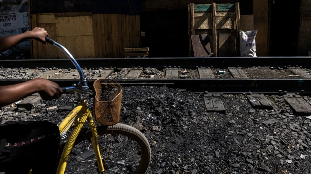La incertidumbre tras los cambios en las políticas migratorias estadounidenses pesa sobre el campamento de "Las Vías" en el barrio de Vallejo, en el norte de Ciudad de México. © Yael Martínez/Magnum Photos