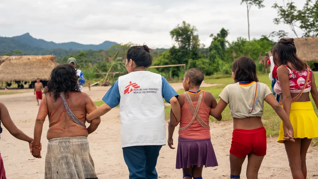Una promotora de la salud de MSF y unas integrantes de la comunidad indígena.