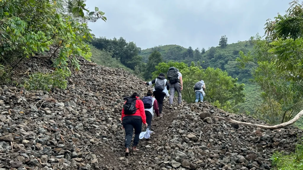 Muchos de los caminos en la Sierra de Hidalgo quedaron severamente afectados, por lo que los equipos tuvieron que caminar por horas para llegar a la población objetivo. Hidaalgo, México, 2025