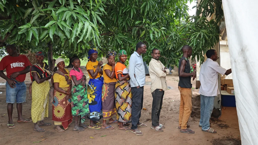 Un grupo de personas desplazadas espera fuera de una clínica móvil de MSF en Alua Velha, distrito de Eráti, provincia de Nampula. © Sofia Minetto/MSF