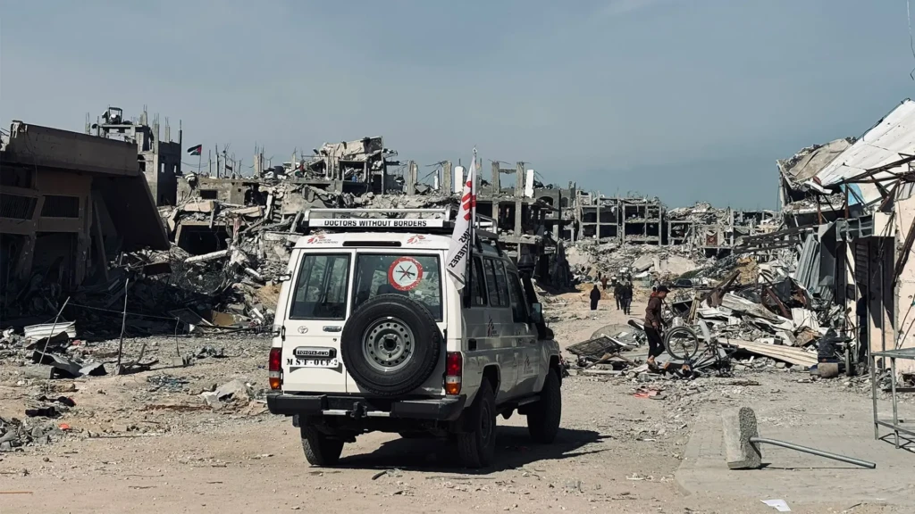 Un vehículo de MSF pasa frente a edificios en ruinas en Jabalia. © MSF