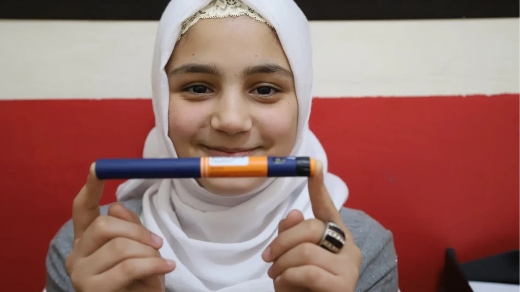 Sidra es una niña de 12 años afectada por diabetes tipo I. Ingresó en la clínica de Médicos Sin Fronteras (MSF) en el campamento de Shatila, en el sur de Beirut, donde le proporcionaron plumas de insulina. Beirut 2019.