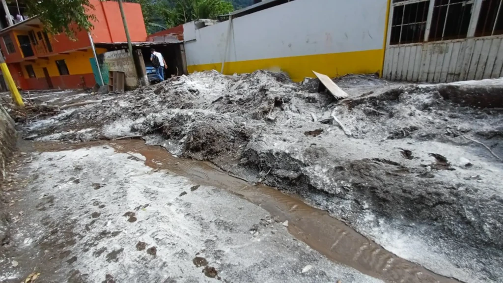 El lodo fue rociado con cal para mitigar los malos olores ocasionados por animales muertos, tierra y escombros en el centro de Huehuetla.