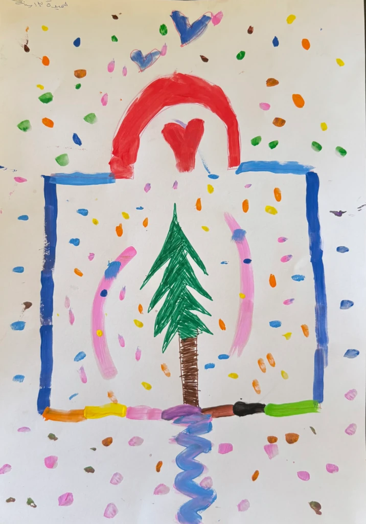 El árbol que dejamos atrás, por Hamida, 13 años "Este es nuestro árbol grande y hermoso en el pueblo que dejamos al venir aquí. Me encantaba porque tenía moras muy sabrosas. Mi papá sacudía el árbol, y mis hermanos y yo corríamos a recogerlas del suelo. Había flores y tierra plantada con cebollas cerca del árbol. Seguro, el árbol debe estar seco ahora".