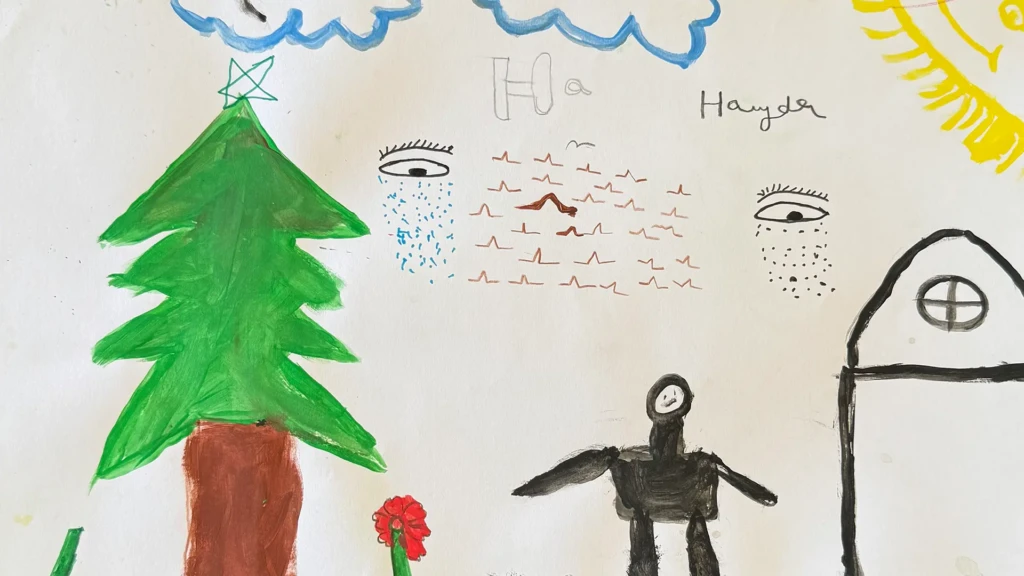 Haidar, 15 años
"Dibujé a un niño junto a su casa jugando con una pelota. Su casa estaba en Siria, y allí era feliz. Pero también dibujé ojos tristes, porque desconocidos entraban en su casa".