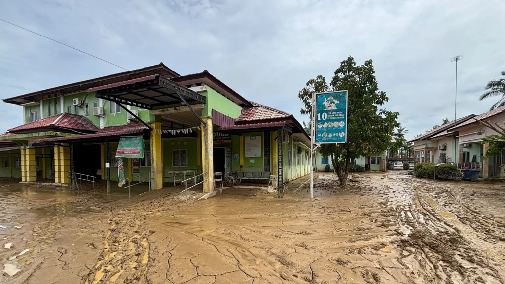 Vista del Centro de Atención Primaria de Salud Manyak Payed después de la inundación.