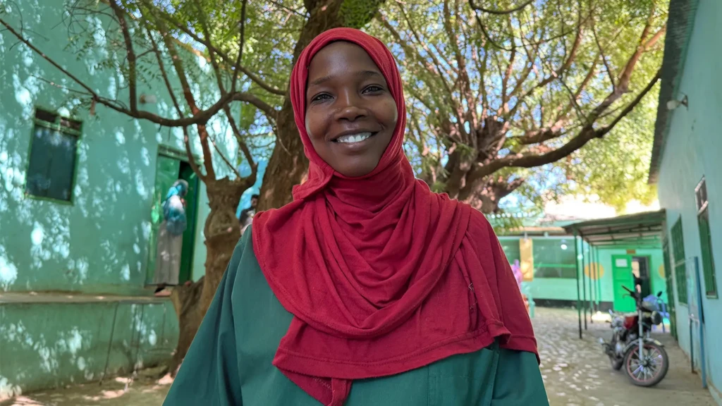 Hagwa es enfermera en la sala de maternidad de El Geneina. Desplazada por la guerra, se enorgullece de apoyar a su comunidad. © Natalia Romero Peñuela/MSF