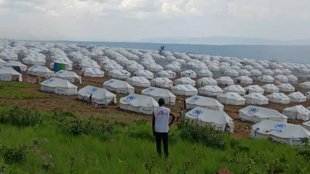 Un miembro del personal de MSF frente al campo de Busuma. Burundi, 2026. 