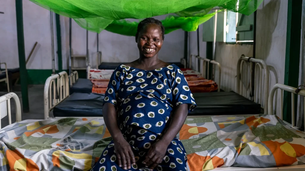 Honorine Dilyo, nunca había dado a luz en un hospital ni por las barreras del idioma y la falta de dinero. Lleva más de un mes en la casa de espera mientras se prepara para dar a luz.