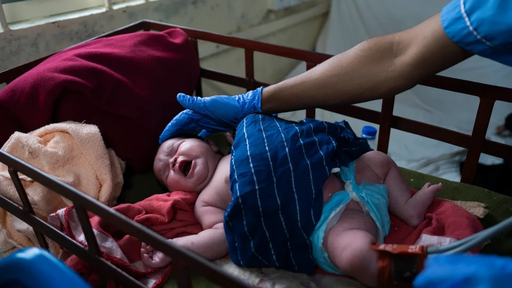 Hazera, dió a luz a su noveno hijo. Padece diabetes y desarrolló hipertensión durante el embarazo. Temiendo por su vida, buscó ayuda en el hospital maternoinfantil de MSF en Goyalmara. Tras el tratamiento y la derivación, dio a luz sin contratiempos.