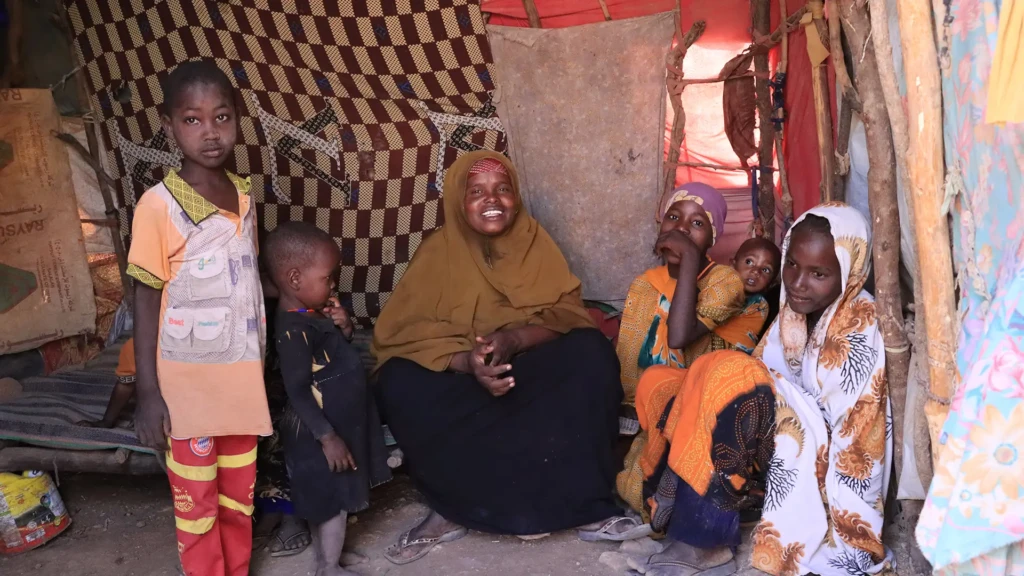 Cuando la sequía arrasó la pequeña granja de Safia Sheikh en Bakool, no tuvo más remedio que irse. Llegamos a Baidoa porque nuestros campos no producían nada. Todo se secó".