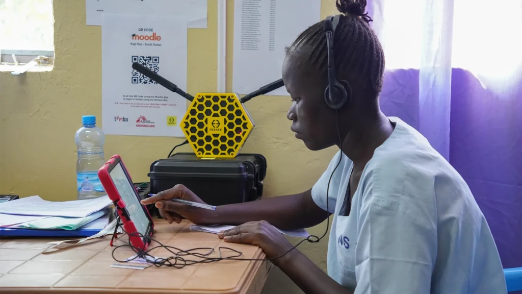 Una enfermera utiliza una tableta para acceder al contenido de aprendizaje electrónico del programa de capacitación de la Academia MSF del hospital.
