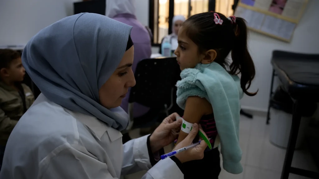 La enfermera Nawal, del Departamento de Salud, controla la circunferencia del brazo para evaluar el estado nutricional de Hanan, de 5 años. Daraya, en la zona rural de Damasco.