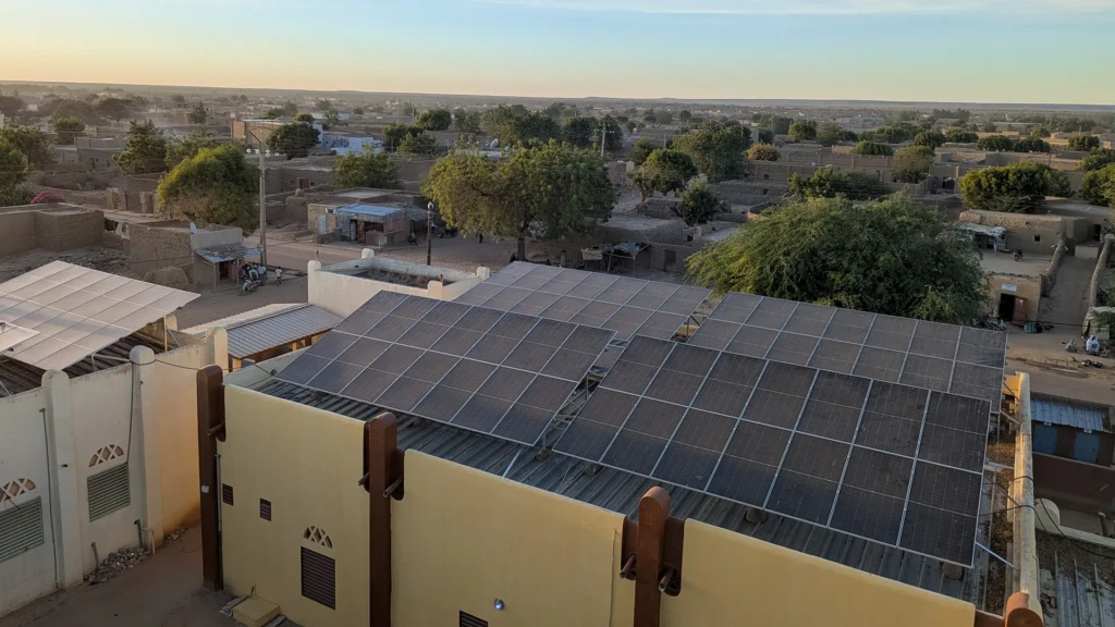Vista de los paneles solares instalados por MSF en el hospital de Niafunké, en el norte de Mali. 