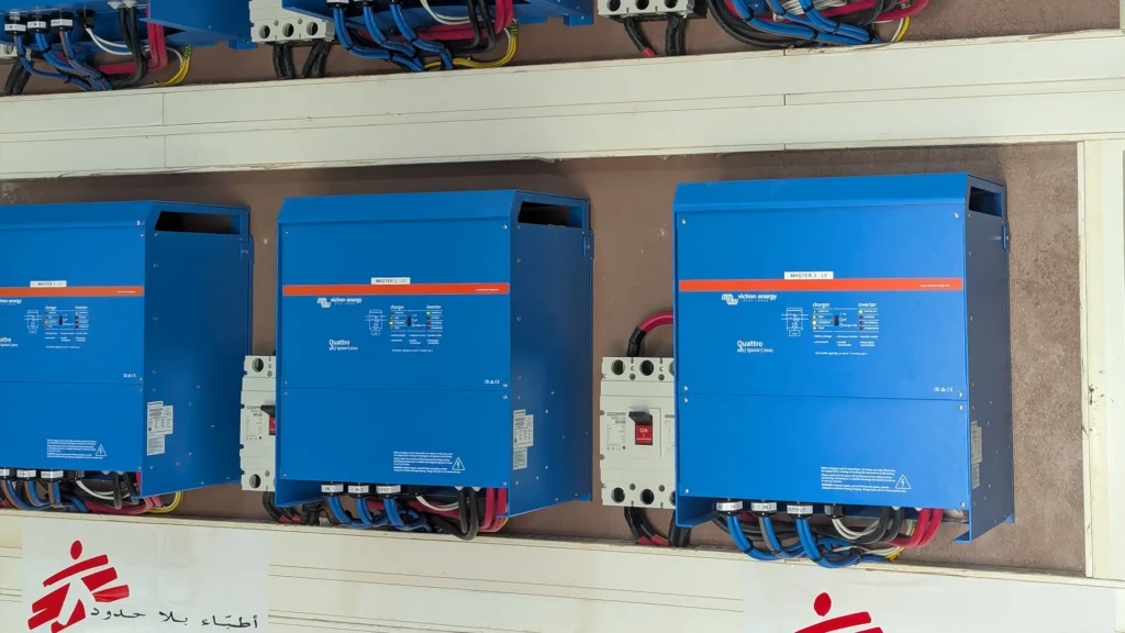 La sala que alberga las baterías de litio que alimentan el hospital de Niafunké con energía solar instalada por MSF.