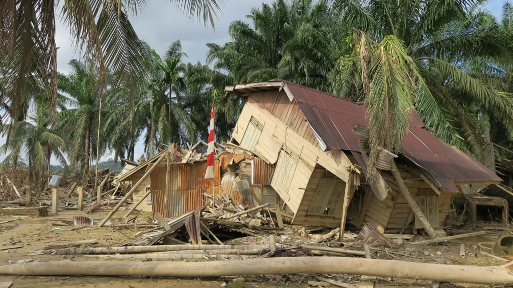 Una casa dañada arrastrada por las severas inundaciones en un pueblo del distrito de Aceh Tamiang, Indonesia.